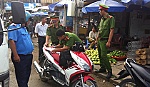 Kiểm tra xử lý các hộ kinh doanh lấn chiếm lòng, lề đường