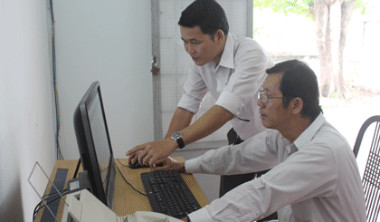 Hướng dẫn người dân tra cứu hồ sơ.