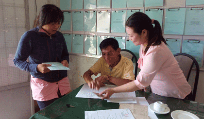 Hướng dẫn người dân điền thông tin vào hồ sơ.