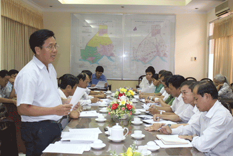 Lãnh đạo huyện Cái Bè báo cáo công tác phòng, chống lụt, bão.