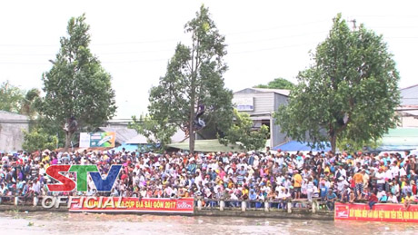 Người xem đua ghe Ngo kín cả bờ sông.