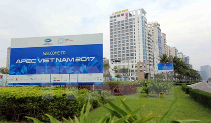 Panô chào mừng Tuần lễ cấp cao APEC 2017 trên các tuyến đường ở Đà Nẵng. Ảnh: Trần Lê Lâm/TTXVN