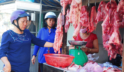 Giết mổ heo bán lẻ để giảm bớt khó khăn nhưng phải đảm bảo vệ sinh an toàn thực phẩm.                                                                   	 Ảnh: SĨ NGUYÊN 