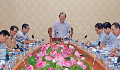 Đồng chí  Trần Thanh Đức, Phó Chủ tịch UBND tỉnh, Chủ tịch Hội đồng xét tặng danh hiệu “Nghệ nhân Nhân dân”, “Nghệ nhân Ưu tú” của tỉnh phát biểu trong phiên họp.