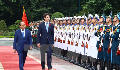 Thủ tướng Nguyễn Xuân Phúc và Thủ tướng Canada Justin Trudeau duyệt Đội danh dự Quân đội Nhân dân Việt Nam. Ảnh: Thống Nhất/TTXVN