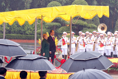 Lễ đón Tổng thống nước Cộng hòa Chile Michelle Bachelet được tổ chức trọng thể tại Phủ Chủ tịch. Ảnh VGP/Nhật Bắc
