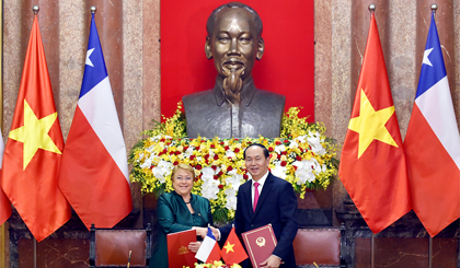 Chủ tịch nước Trần Đại Quang và Tổng thống Chile ký Tuyên bố chung. Ảnh VGP/Nhật Bắc
