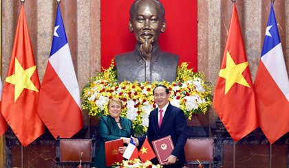 Chủ tịch nước Trần Đại Quang và Tổng thống Cộng hòa Chile Michelle Bachelet ký Tuyên bố chung. Ảnh: VGP/Nhật Bắc