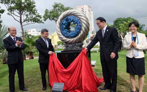 Tác phẩm tượng “Gagarin - người đầu tiên bay vào vũ trụ” của Nga. Ảnh: VGP/Lưu Hương