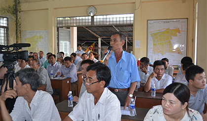 : Cử tri xã Long Hưng phát biểu ý kiến tại buổi tiếp xúc