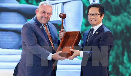 Ông Vũ Tiến Lộc, Chủ tịch Hội nghị Thượng đỉnh Doanh nghiệp APEC 2017 (bên phải) thực hiện nghi thức bàn giao việc tổ chức CEO Summit 2018 cho đại diện nền kinh tế Papua New Guinea, chủ nhà APEC 2018. Ảnh: TTXVN