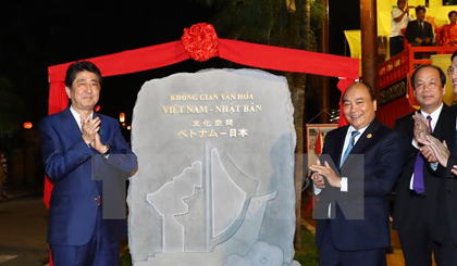 Thủ tướng Nguyễn Xuân Phúc và Thủ tướng Nhật Bản Shinzo Abe khai trương Không gian văn hóa Việt-Nhật. (Ảnh: TTXVN)