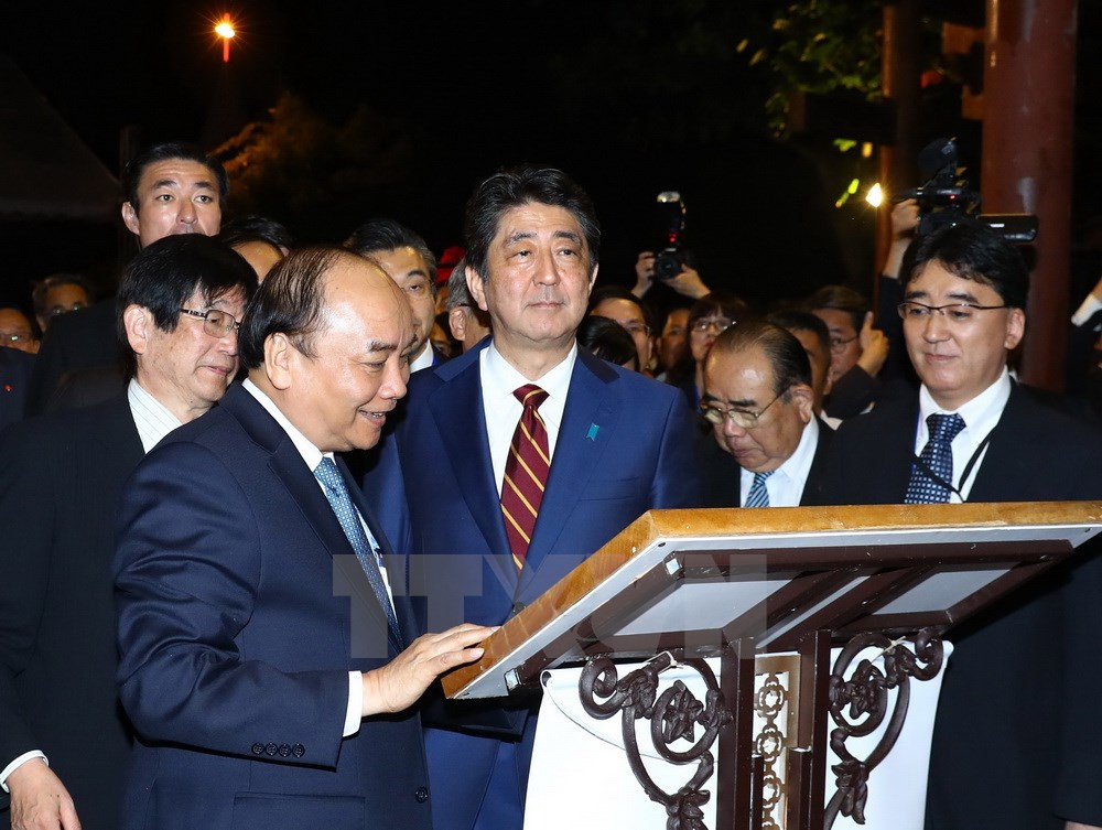 Thủ tướng Nguyễn Xuân Phúc và Thủ tướng Nhật Bản Shinzo Abe thăm Châu ấn thuyền (loại thuyền buồm thương mại của Nhật Bản đi tới các cảng Đông Nam Á nửa đầu thế kỷ 17). (Ảnh: TTXVN)
