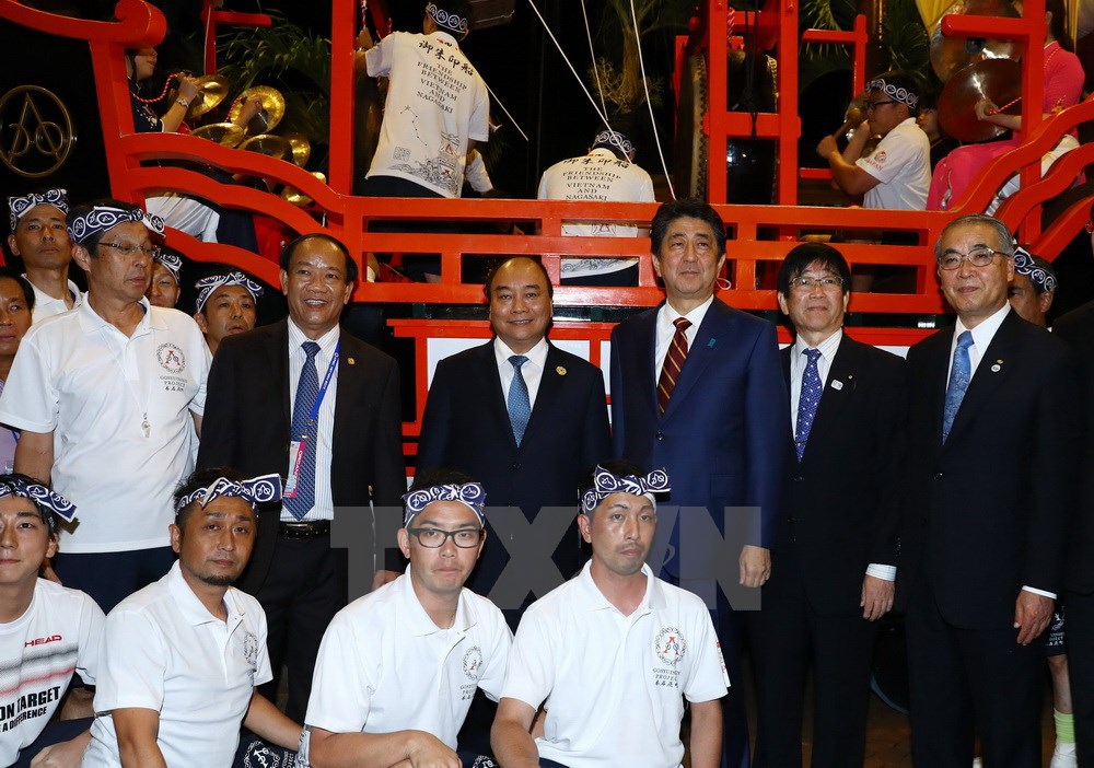Thủ tướng Nguyễn Xuân Phúc và Thủ tướng Nhật Bản Shinzo Abe thăm Châu ấn thuyền (loại thuyền buồm thương mại của Nhật Bản đi tới các cảng Đông Nam Á nửa đầu thế kỷ 17). (Ảnh: TTXVN)