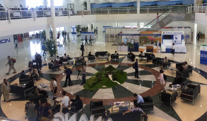Sảnh chính Trung tâm Báo chí Quốc tế, nơi các phóng viên trong và ngoài nước tập trung tác nghiệp trong Tuần lễ Cấp cao APEC 2017 tại Đà Nẵng. Ảnh VGP/Lưu Hương