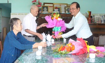 Phó Chủ tịch UBND tỉnh Trần Thanh Đức gởi lời chúc sức khỏe đến gia đình thầy Trương Nam Thắng, nguyên  Giám đốc Sở GD-ĐT