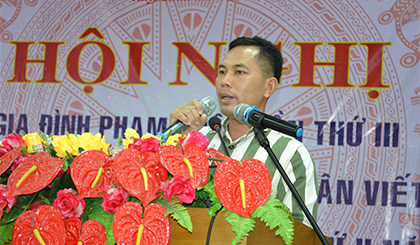 Phạm nhân phát biểu tại hội nghị