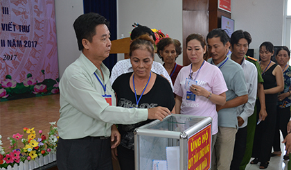 Đại biểu và thân nhân ủng hô “Quỹ tấm lòng vàng”.