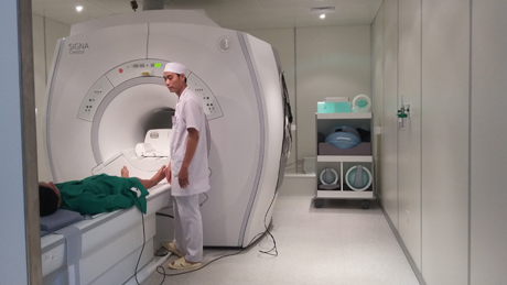 Bác sĩ Bệnh viện Quân y 120 sử dụng hệ thống chụp cộng hưởng từ MRI-1.5 khám cho bệnh nhân. 