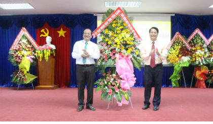 Đồng chí Trần Thanh Đức tặng hoa chúc mừng tập thể sư phạm Trường THPT Nguyễn Đình Chiểu