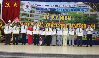 Trao bằng chiến sĩ thi đua cấp tỉnh cho 12 giáo viên
