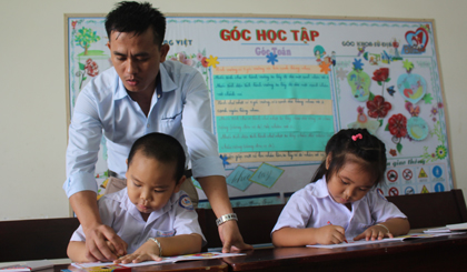 Thầy và trò trường Tiểu học Song Tử Tây trong giờ lên lớp.