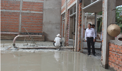 Chủ tịch UBND tỉnh kiểm tra quá trình xây dựng nhà văn hóa xã Tân Lý Tây.