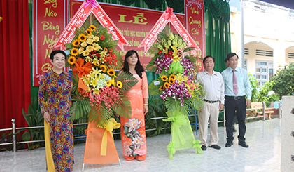 PGS-TS-NGƯT Trương Thị Hiền trao hoa chúc mừng Ngày Nhà giáo Việt Nam của Gia đình Anh hùng Lực lượng vũ trang Nguyễn Thị Tư và đồng chí Lê Thanh Hải đến thầy cô giáo hai Trường TH Nguyễn Thị Tư và Trường THCS Bình ÂN.