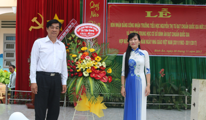 Sở GD&ĐT; Huyện ủy, UBND huyện Gò Công Đông; Ngân hàng Công thương Việt Nam Chi nhánh Tiền Giang tặng hoa chúc mừng tập thể thầy, cô giáo Trường TH Nguyễn Thị Tư và Trường THCS Bình Ân.