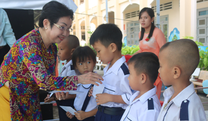 PGS-TS-NGƯT Truong Thị Hiền trao học bổng của Gia đình đồng chí Lê Thanh Hải đến các em học sinh vượt khó học tốt của Trường Tiểu học Nguyễn Thị Tư.
