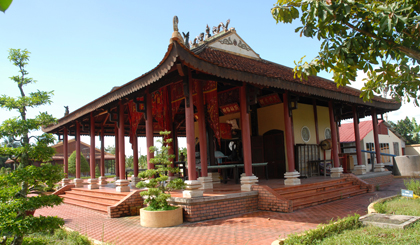 Đình Long Hưng, nơi Cờ đỏ sao vàng lần đầu xuất hiện trong cuộc Khởi nghĩa Nam kỳ.