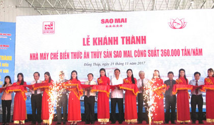 Đại biểu thực hiện nghị thức cắt băng khánh thành nhà máy