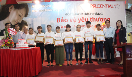               Trao 8 suất học bổng cho các em sinh viên