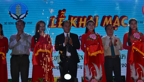 Đại biểu cắt băng khai mạc hội chợ.