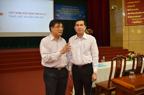 PGS.TS Trần Đình Thiên trao đổi với Chủ tịch UBND tỉnh Lê Văn Hưởng.