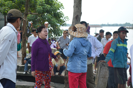 Người nhà nạn nhân ngóng chờ tìm thi thể.