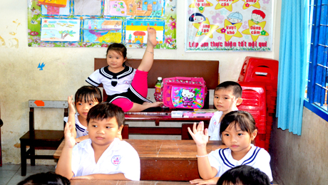 Chiếc bàn đặc biệt dành cho bé Quyên được đặc cuối lớp, bé thường xuyên phát biểu trong giờ học Toán.