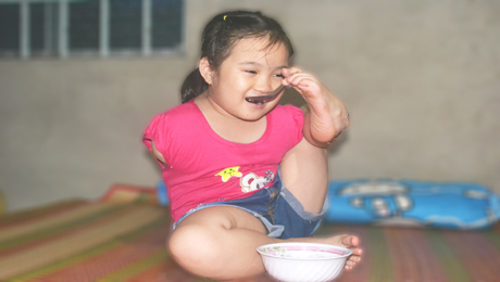 Sợ con vất vả, chị Mỹ muốn chăm sóc con chu đáo, nhưng bé Quyên không chịu, nằn nặc đòi tự làm các hoạt động thường ngày ở nhà. Từ nhỏ bé Quyên đã thể hiện tính tự lập, nghị lực vượt khó.