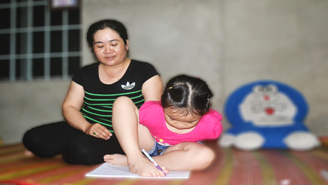 Chứng kiến nghị lực vượt khó của bé Quyên, chi Mỹ luôn tự hào về con. Nhìn con nắn nót từng con chữ tròn trịa là niềm hạnh phúc to lớn người người làm mẹ.