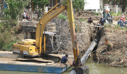 Công ty TNHH MTV Cấp nước Tiền Giang thi công đường ống chuyển tải nước từ đường ống cấp nước của Nhà máy nước BOO Đồng Tâm về huyện Tân Phú Đông.                Ảnh: MINH TRÍ