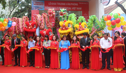 Nghi thức cắt băng khai trương Văn phòng Tổng đại lý Prudential Mỹ Tho.