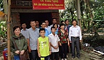 Xã Thạnh Phú trao tặng 