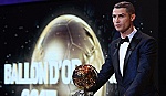Ronaldo lần thứ 5 giành Bóng vàng, cân bằng kỷ lục của Messi
