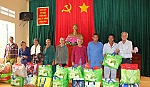 Bộ đội Biên phòng tặng quà cho dân nghèo ven biển