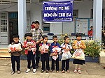 Tặng áo ấm cho học sinh nghèo