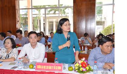Bà phát biểu tại hội thảo