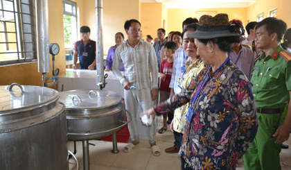 Thân nhân phạm nhân tham quan thực tế nơi ăn, chốn ở của các phạm nhân.