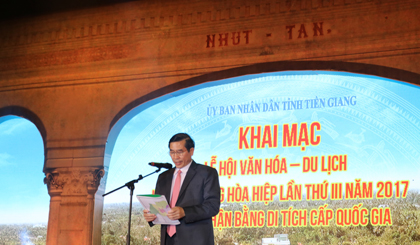 Đồng chí Lê Văn Hưởng, Phó Bí thư Tỉnh ủy, Chủ tịch UBND tỉnh phát biểu khai mạc Lễ hội Văn hóa - Du lịch Làng cổ Đông Hòa Hiệp lần III năm 2017