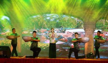 Một trong những tiết mục văn nghệ do Đoàn Nghệ thuật tổng hợp biểu diện tại lễ khai mạc