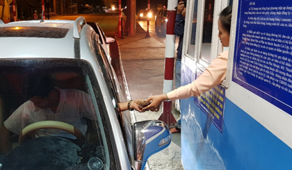 Sau nhiều giờ đồng hồ xả trạm, Trạm BOT Cai Lậy đã thu phí trở lại vào lúc 23h30 ngày 1-12 